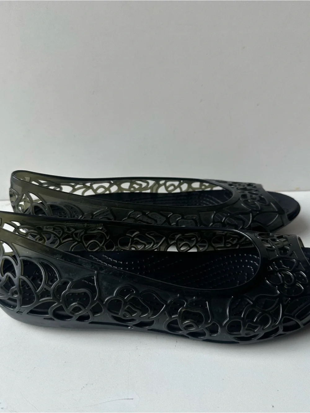 Crocs Women’s Black Floral Cutout Peep Toe Jelly Flats Comfort Shoes Size 7 W - Picture 4 of 10